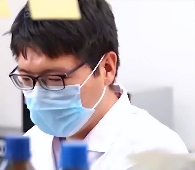 富拓外汇平台官网登录河北省首个海上光伏项目首块网架平台成功吊装